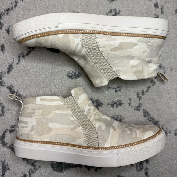 TOMS Bryce Egret Camo Printed Slip On High Top Canvas Sneaker - Picture 8 of 10